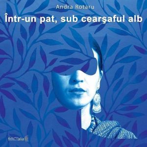 Intr-un pat, sub cearsaful alb