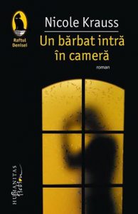 Un barbat intra in camera