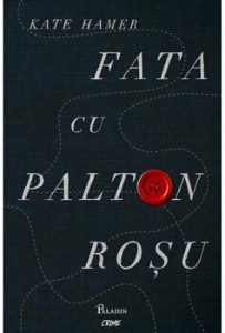 Fata cu palton rosu