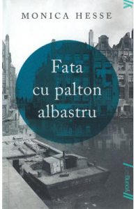 Fata cu palton albastru