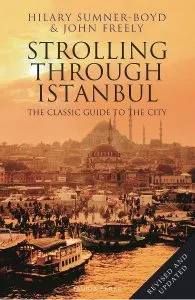 Strolling Through Istanbul: The Classic Guide to the City de John Freely