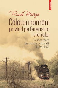 Calatori romani privind pe fereastra trenului