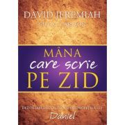 Mana care scrie pe zid
