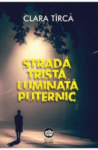 Strada trista luminata puternic