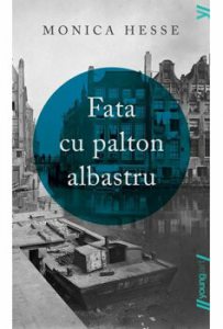 Fata cu palton albastru
