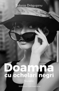 Doamna cu ochelari negri