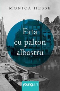 Fata cu palton albastru HC