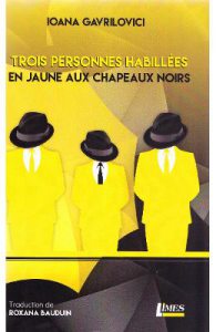 Trois Personnes habillees en jaune aux chapeaux noirs