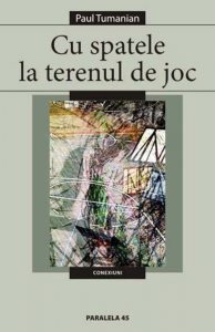 Cu spatele la terenul de joc