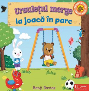 Ursulețul merge la joacă în parc