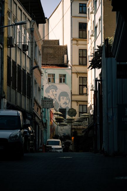 Street Art & Creative Districts Tour