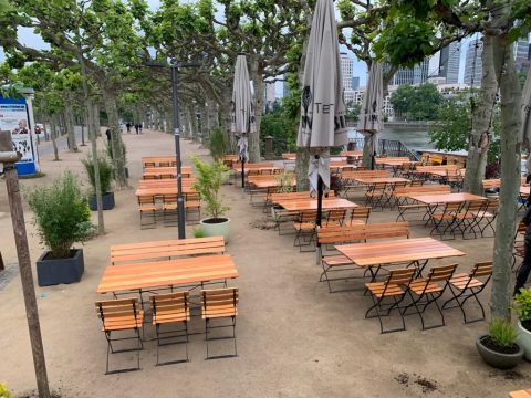 MAIN TERRASSE - Sommergarten mit Skyline-Blick