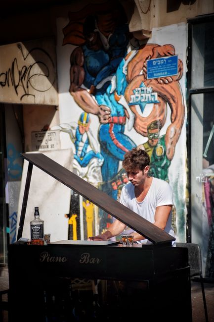 Street Art and Graffiti Tour