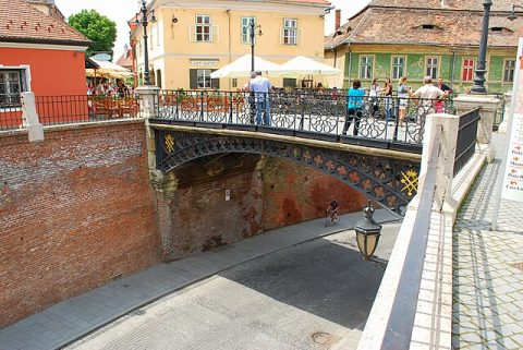 Bridge of Lies (Podul Minciunilor)