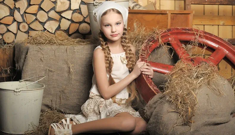GIRL, HAY, BUCKET, WHEEL, PLAIT