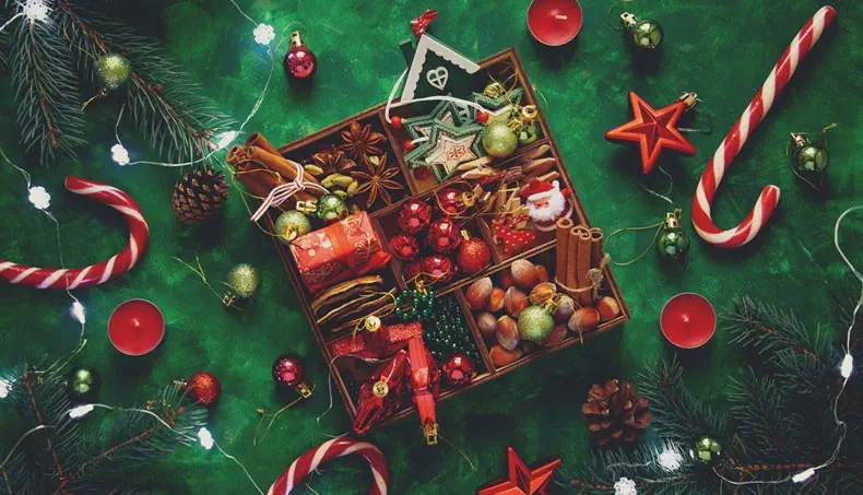 ORNAMENT, KERSTBAL, ZUURSTOK, GUIRLANDE, PIJNBOOM