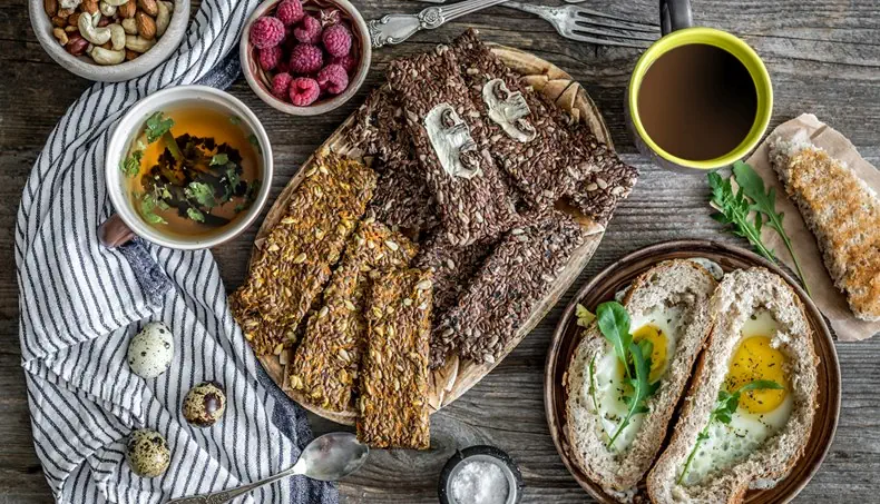 NUECES, TÉ, HUEVOS, SAL, FRAMBUESAS