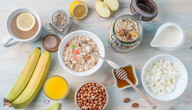 MUESLI, MANÍES, QUESO DE CAMPO, CREMA, JUGO