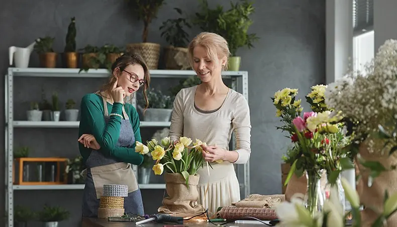 BOUQUET, TULIP, FLORIST, BLONDE, APRON