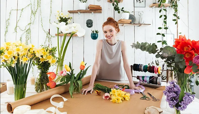 FLORAL DESIGN, FLORIST, TULIPS, DAFFODIL, SCISSORS