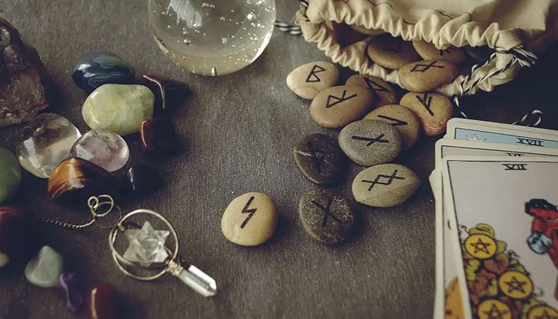 SEVEN, RUNES, GEM, TAROT, CARTOMANCY