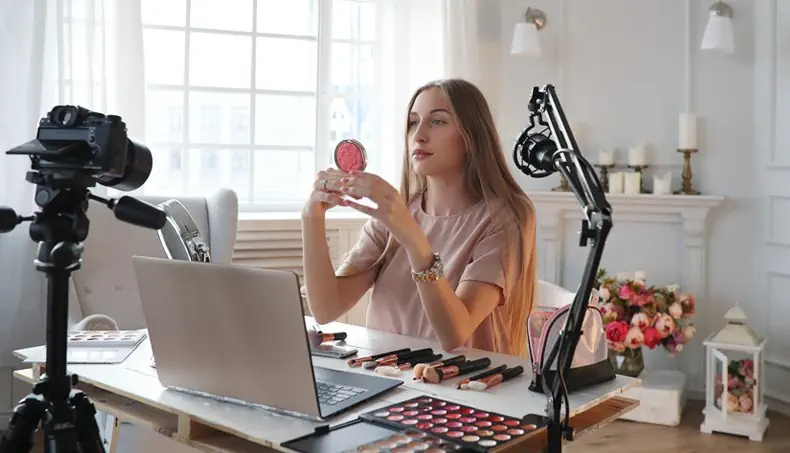 CAMERA, LAPTOP, COSMETICS, VLOGGER, BOUQUET