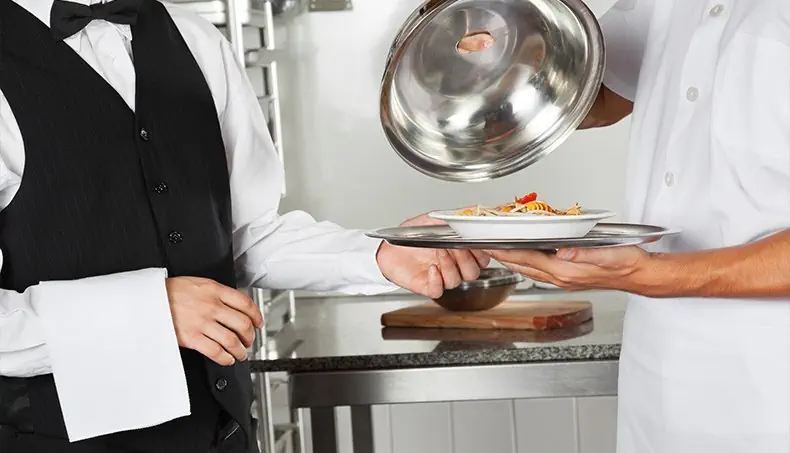 CHEF, SERVEUR, ASSIETTE, BOUTONS, SERVIETTE