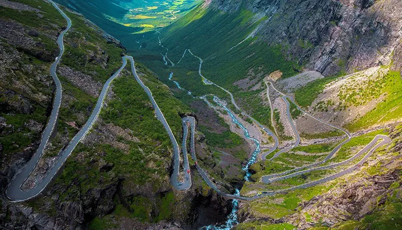 ROUTE, VIRAGE EN LACET, VIRAGE, PENTE, VALLÉE