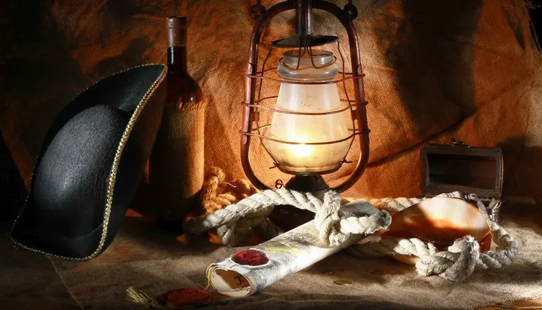TRICORNE, LANTERN, ROPE, SEAL, BOTTLE