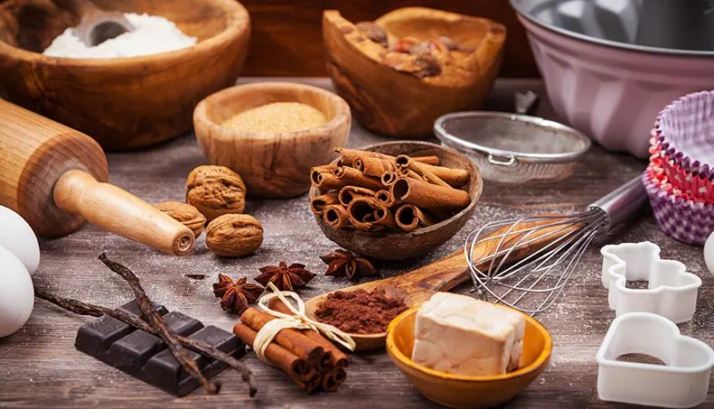 CHOCOLATE, BAUNILHA, ROLO DE MASSA, OVO, FOUET