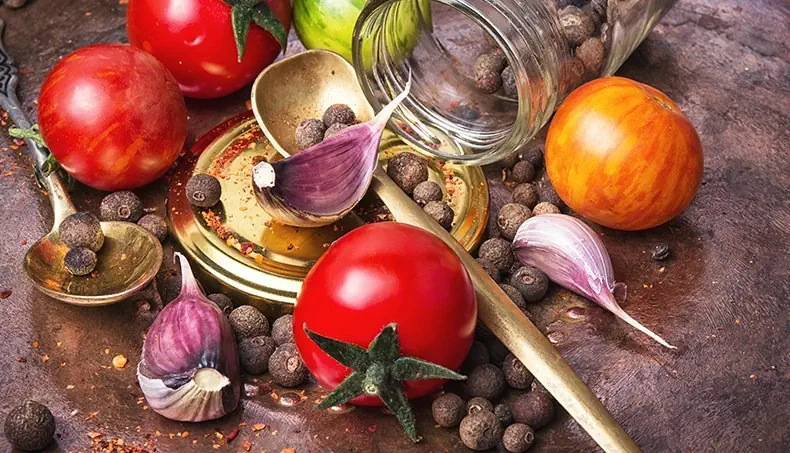 CLOVE, SPOON, TOMATO, GARLIC, LID