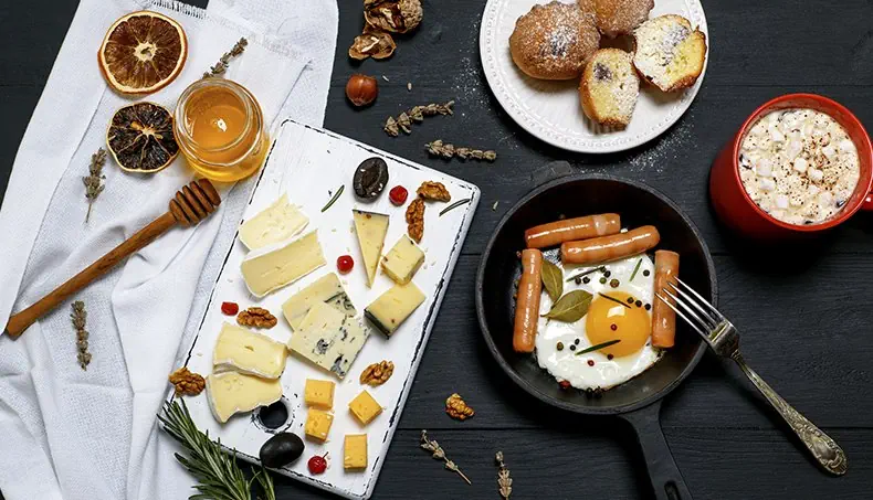 POÊLE, SAUCISSES, ŒUF AU PLAT, GÂTEAU, FROMAGE