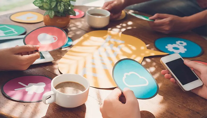 CAFÉ, TASSE, CARTES, SMARTPHONE, PLANTE