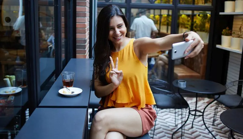 SELFIE, RODILLA, CAFETERÍA, TÉ, PLATO