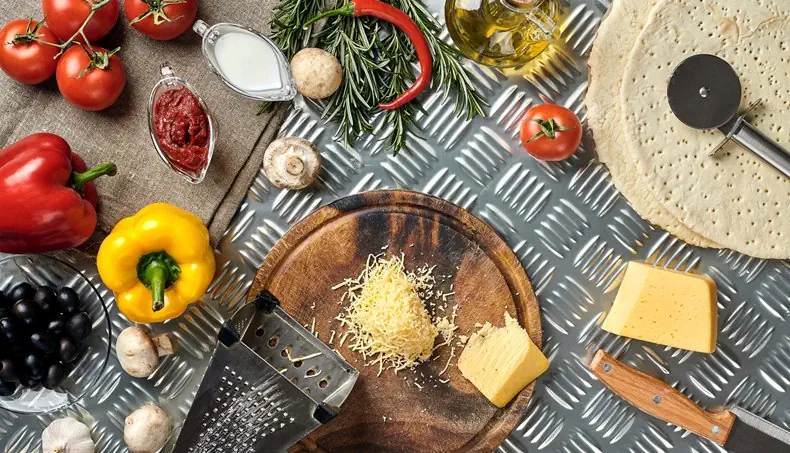 OLIVEN, CHAMPIGNON, KÄSE, ROSMARIN, TOMATENMARK