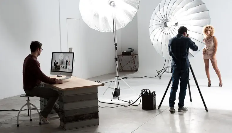 PHOTO SESSION, MODEL, PHOTOGRAPHER, DESK, STOOL