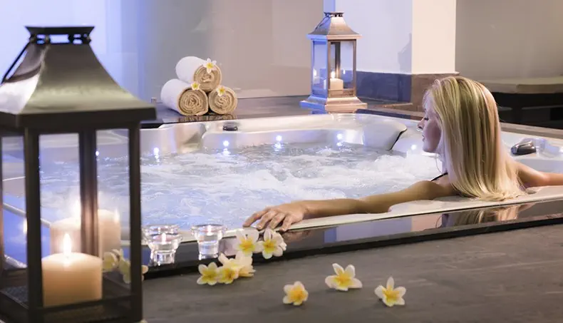 JACUZZI, SPA, BOUGIES, MOUSSE, LANTERNE