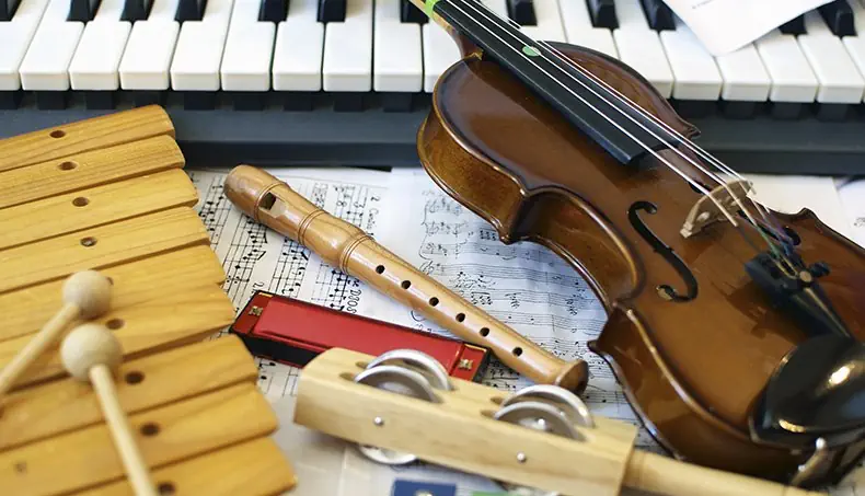 MUNDHARMONIKA, FLØJTE, KLAVERTANGENTER, VIOLIN, XYLOFON