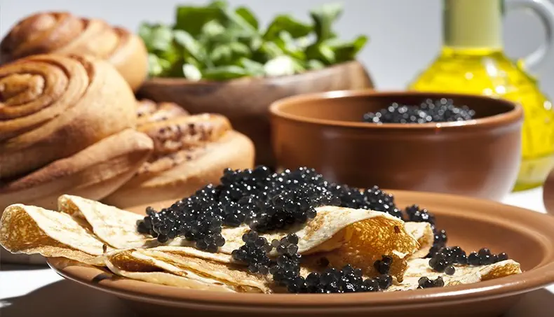 PFANNKUCHEN, SCHWARZ, KAVIAR, TELLER, ÖL
