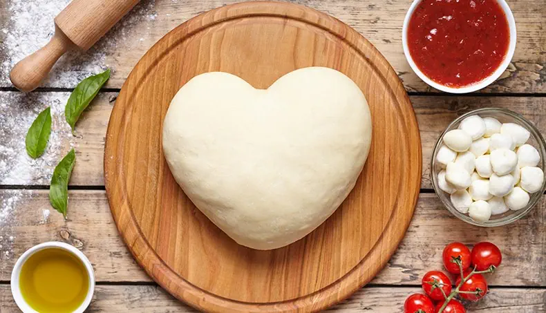 MOZZARELLA, HERZ, MEHL, NUDELHOLZ, ÖL