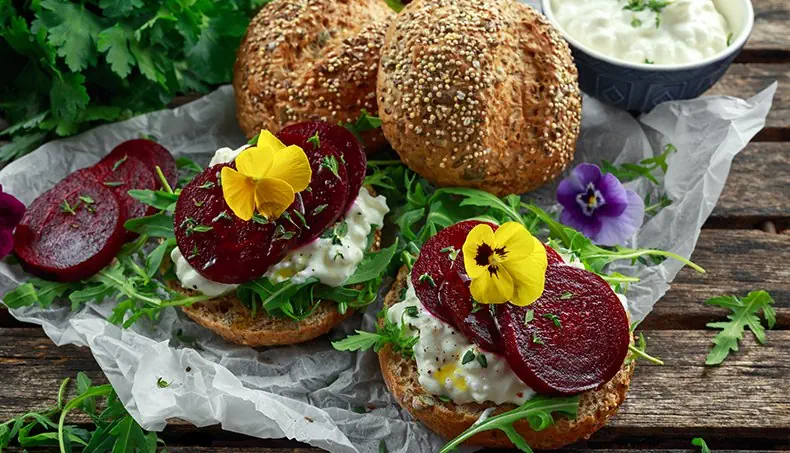 HOUSKA, ROKETA SETÁ, ŘEPA ČERVENÁ, FIALKA, RICOTTA