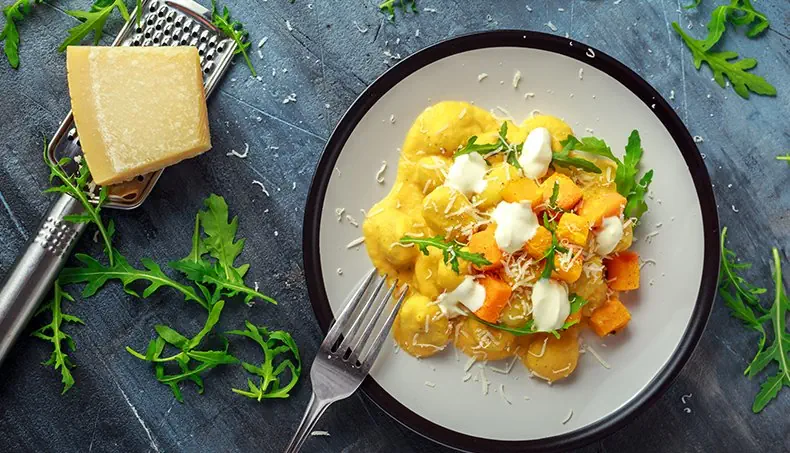 GNOCCHI, RUCOLĂ, PARMEZAN, FARFURIE, FURCULIȚĂ