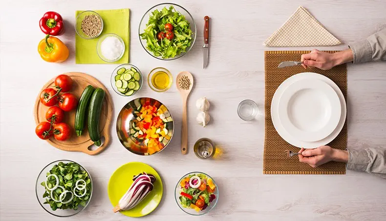 BELL PEPPER, ZUCCHINI, TOMATOES, SALAD, SPOON