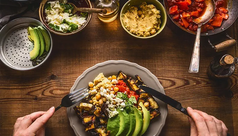 KICHERERBSEN, RAGOUT, AVOCADO, VEGETARIER, GERICHT