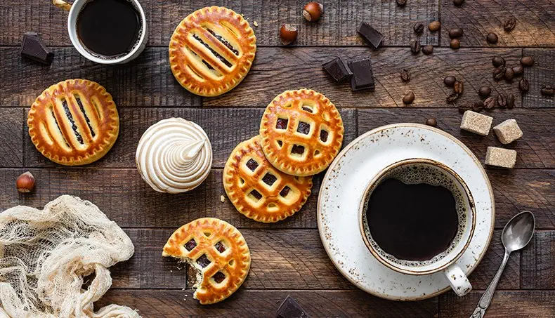 BISCOTTO, ACINI DI CAFFÈ, LEGNA, CIOCCOLATO, TAZZA