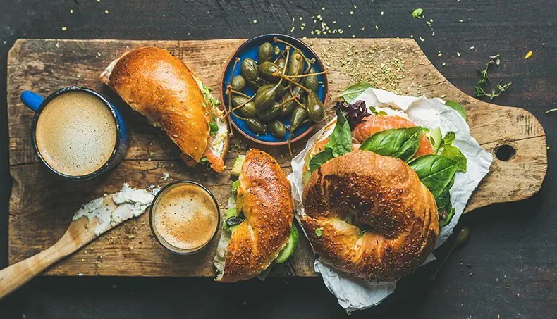 ROSCA, ALCAPARRAS, BOL, SALMÓN, CAFÉ ESPRESSO