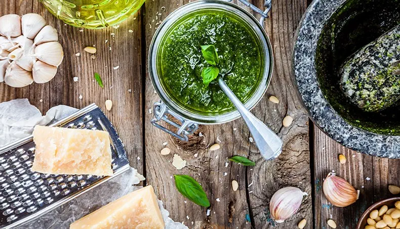 PESTO, BAZYLIA, PARMEZAN, ORZESZKI PINIOWE, CZOSNEK