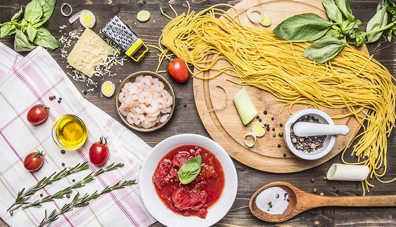 ESPAGUETIS, TOMATE, ALBAHACA, GAMBA, RALLADOR