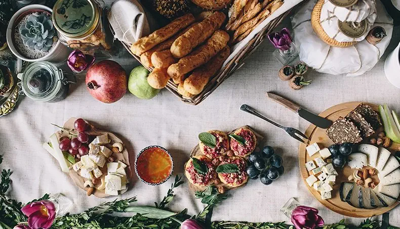 BLUE CHEESE, BREAD, GRAPES, PEAR, NUTS
