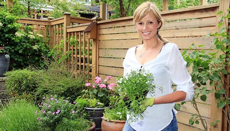 GARDENER, GARDEN, FLOWERPOT, BRANCH, FENCE